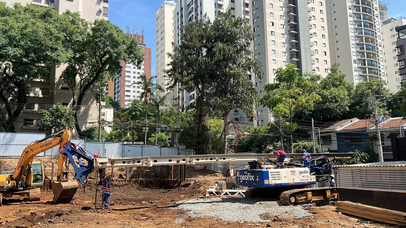 Canteiro de obras com escavadeira e equipamento de fundação Geofix